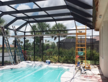 Example of an enclosure repainting method in which the pool and house are well protected.